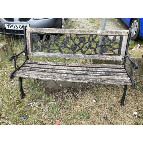 473 - Wood/metal garden bench 127W