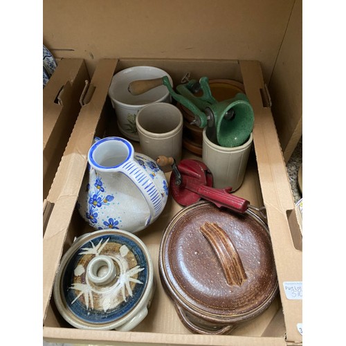 370 - 8 plant pots inc. Honey Comb Fosters Pottery, 25 pieces of Wood & Sons 