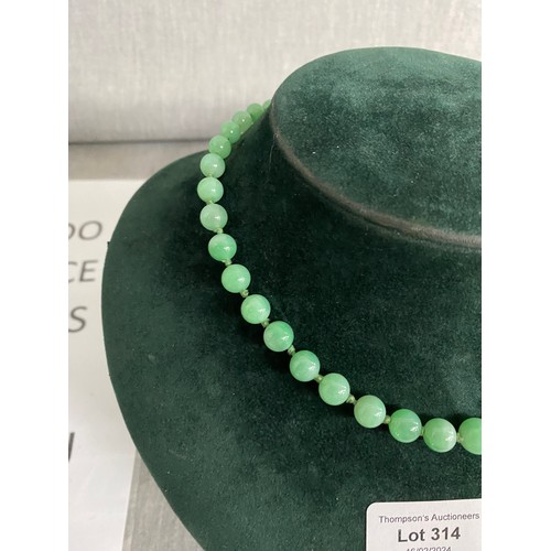 314 - Jade bead necklace (unmarked clasp, tests as gold)