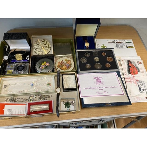 279 - Cased Royal Mint 1984 United Kingdom Proof Coin Collection, cased Ross lighter, 3 compacts inc. Stra... 