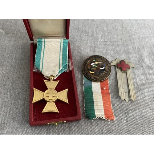 288 - Cased Italian Red Cross, C.R.I.F. Rank badge & Lisboa 1957 medal