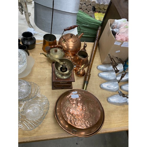 479 - Assorted metal wares including copper warming pan, coffee grinder, Footshape Works metal shoe lasts,... 