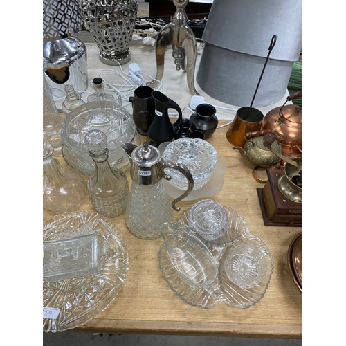 479 - Assorted metal wares including copper warming pan, coffee grinder, Footshape Works metal shoe lasts,... 