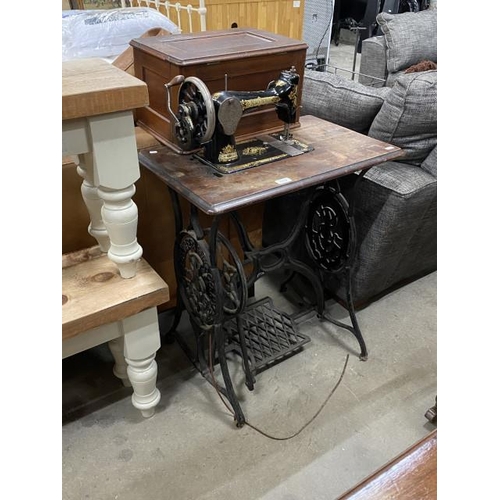 116 - Singer F932906 sewing machine with treadle table 99H 65W 42D 30