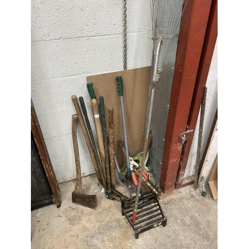 117 - Assorted garden tools etc