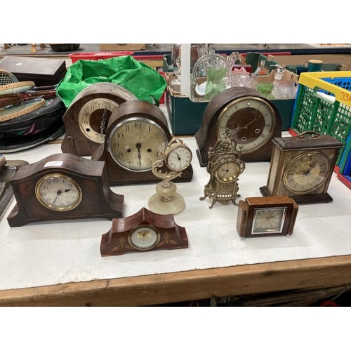 423 - 7 wooden cased mantle clocks of various sizes and 2 metal ornamental clocks