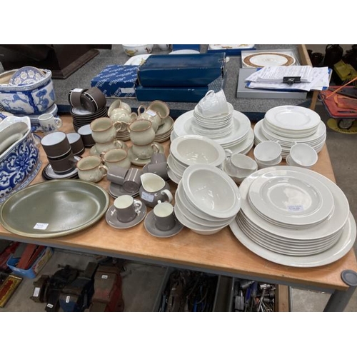 428 - Quantity of assorted table wares including Wedgwood Grand Gourmet plates, John Lewis Queensbury tea ... 