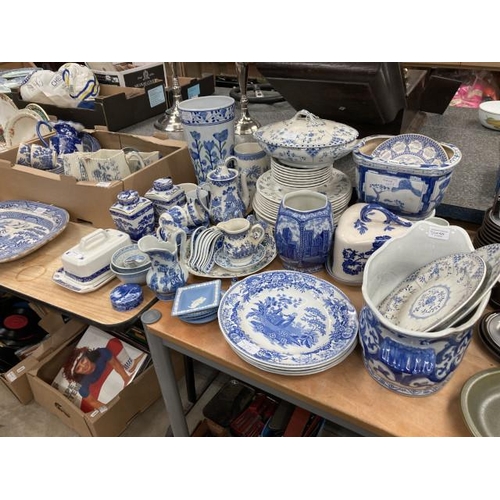 429 - Good quantity of blue and white wares including 4 Spode decorative plates, Rington's, Staffordshire ... 