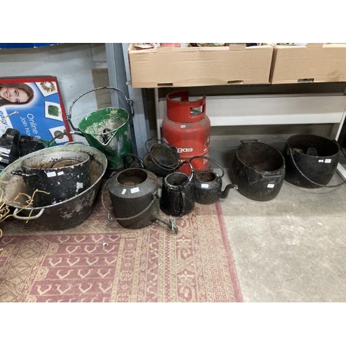 440 - Vintage cast kettles, pots, cauldrons, hoppers etc