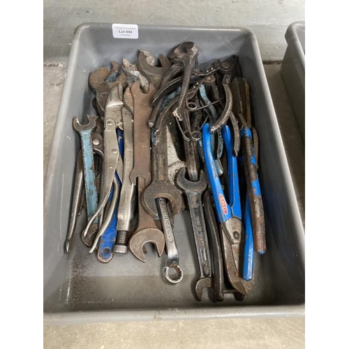 444 - Tray of spanners and cutters