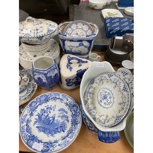 429 - Good quantity of blue and white wares including 4 Spode decorative plates, Rington's, Staffordshire ... 