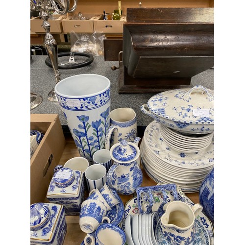 429 - Good quantity of blue and white wares including 4 Spode decorative plates, Rington's, Staffordshire ... 