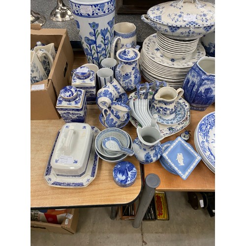 429 - Good quantity of blue and white wares including 4 Spode decorative plates, Rington's, Staffordshire ... 