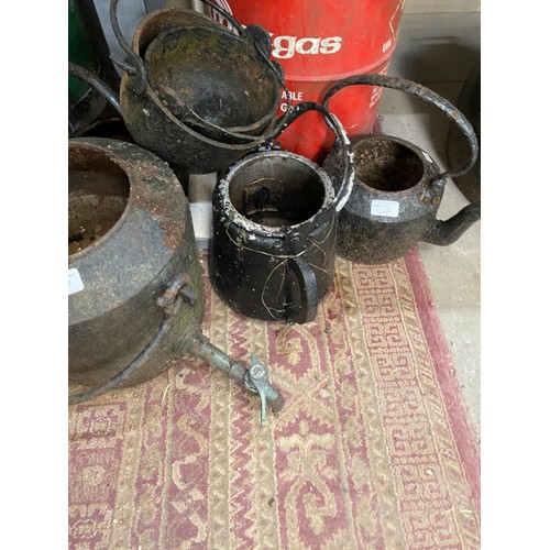 440 - Vintage cast kettles, pots, cauldrons, hoppers etc