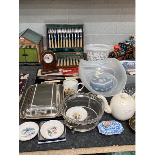 478 - Cased fish knives & forks, silver plated lidded tureen, Leeds Ware classical creamware teapot, Tusca... 