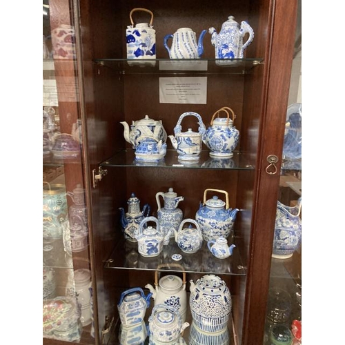 496 - 16 blue & white oriental teapots & Chinese water jar inc. geometric teapots (One missing lid)