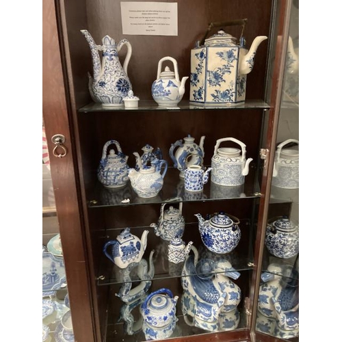 499 - 16 blue & white oriental teapots inc. hexagonal, 2 donut style etc. (2 as found)