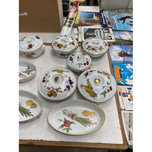 391 - 16 peices of Royal Worcester Evesham lidded serving bowls and dishes (some worn) and a large Italian... 