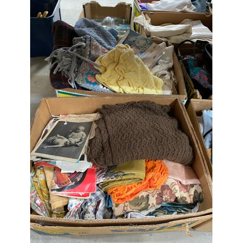 404 - Good quantity of mainly vintage table linens, curtains, fabrics, bed linens, blankets, scarves, bags... 