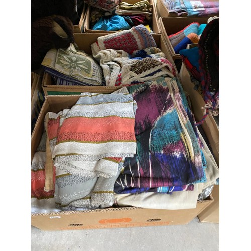 404 - Good quantity of mainly vintage table linens, curtains, fabrics, bed linens, blankets, scarves, bags... 