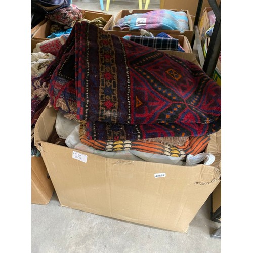 404 - Good quantity of mainly vintage table linens, curtains, fabrics, bed linens, blankets, scarves, bags... 