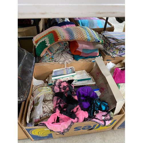 404 - Good quantity of mainly vintage table linens, curtains, fabrics, bed linens, blankets, scarves, bags... 