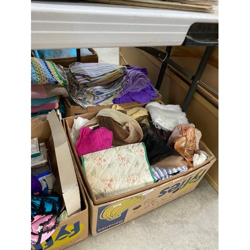 404 - Good quantity of mainly vintage table linens, curtains, fabrics, bed linens, blankets, scarves, bags... 