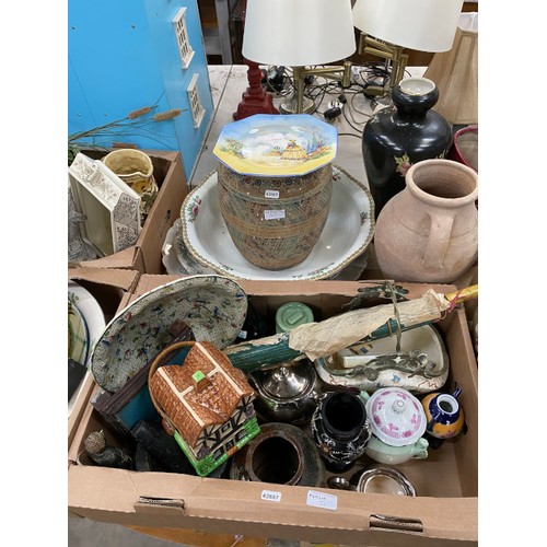 412 - Assorted collectables including cottage ware, biscuit barrel, stoneware flagon, 2 ceramic sherry bar... 