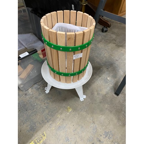 400 - Cider/fruit juice press with accessories and instructions