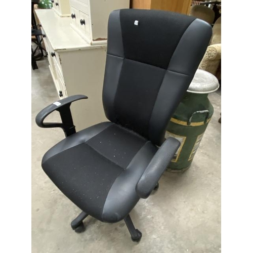 106 - Black swivel office chair