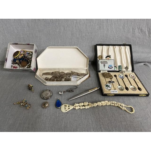 239 - Tray of jewellery & collectables inc. some 9ct gold earrings, Parker pen, silver, enamel etc.