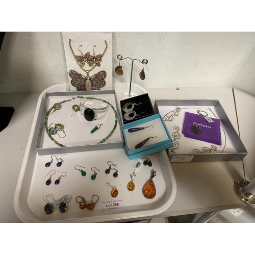 256 - 15 pairs of earrings inc. amber, amethyst, ammonite, silver etc., silver necklace & ring etc.