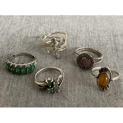 300 - 5 silver rings inc. amber (Various sizes)