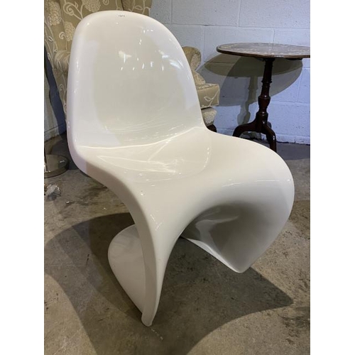 68 - White ‘S’ chair (possibly Verner Panton)