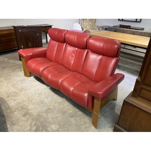 81 - Ekornes 'Stressless' red leather manual reclining settee 206W