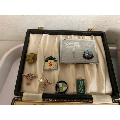 239 - Tray of jewellery & collectables inc. some 9ct gold earrings, Parker pen, silver, enamel etc.