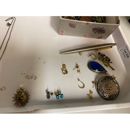 239 - Tray of jewellery & collectables inc. some 9ct gold earrings, Parker pen, silver, enamel etc.