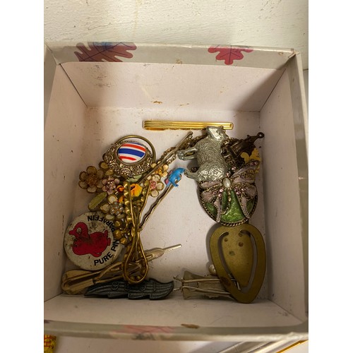 239 - Tray of jewellery & collectables inc. some 9ct gold earrings, Parker pen, silver, enamel etc.