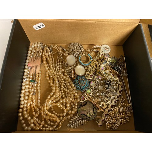 255 - Collection of vintage & antique jewellery inc. silver, marcasite, hat pins, pearls etc.