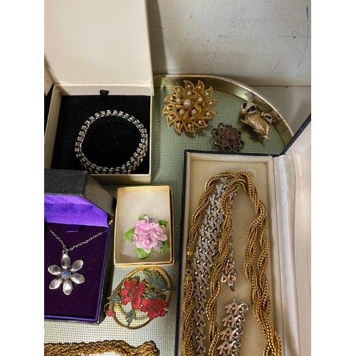 258 - 2 trays of vintage jewellery inc. Pompadour, Rosita, St. Justin, Now & Then, A&S etc.