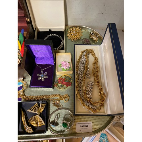 258 - 2 trays of vintage jewellery inc. Pompadour, Rosita, St. Justin, Now & Then, A&S etc.