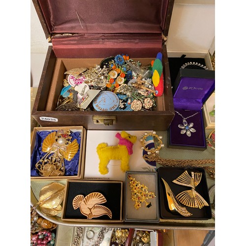 258 - 2 trays of vintage jewellery inc. Pompadour, Rosita, St. Justin, Now & Then, A&S etc.