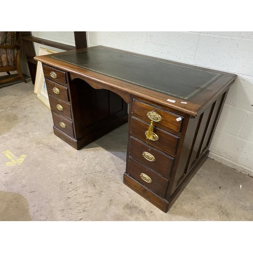 100 - Victorian mahogany desk with green leather inset and 1 key 76H 136W 70D