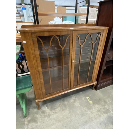 134 - Victorian mahogany display cabinet with 1 key 117H 109W 31D