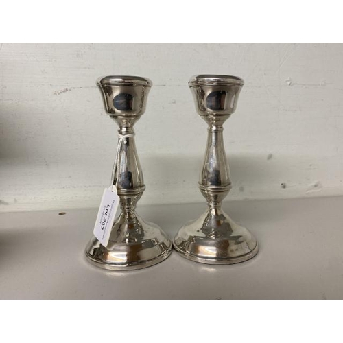 263 - Pair of WI Broadway & Co., Birmingham silver candlesticks (13.5cm tall)