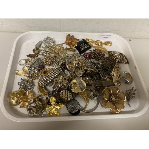 264 - Bag of assorted costume jewellery including brooches & earrings