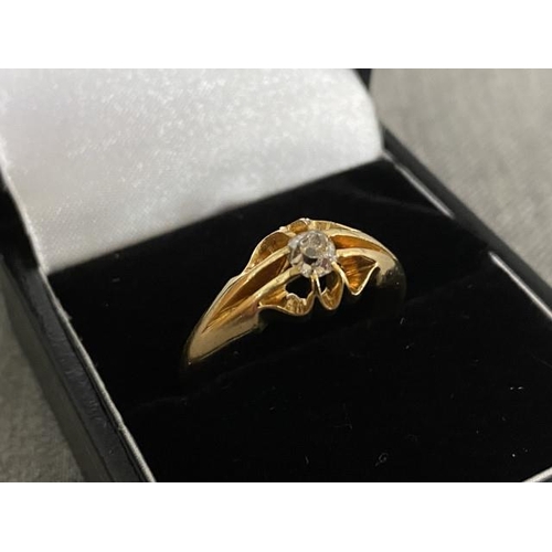 300 - 18ct gold & diamond gentleman's ring (size T, 5.6g)