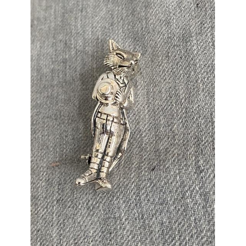 320 - Silver Mr Fox brooch