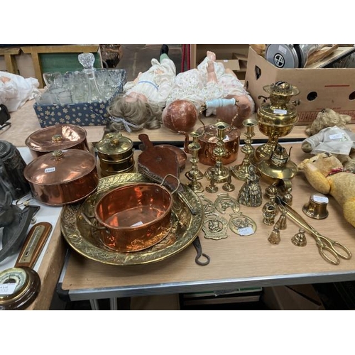 532 - Assorted copper & brass including candlesticks, horse brasses etc