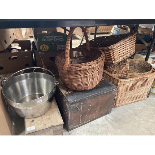 554 - Assorted wicker baskets, jam pan etc